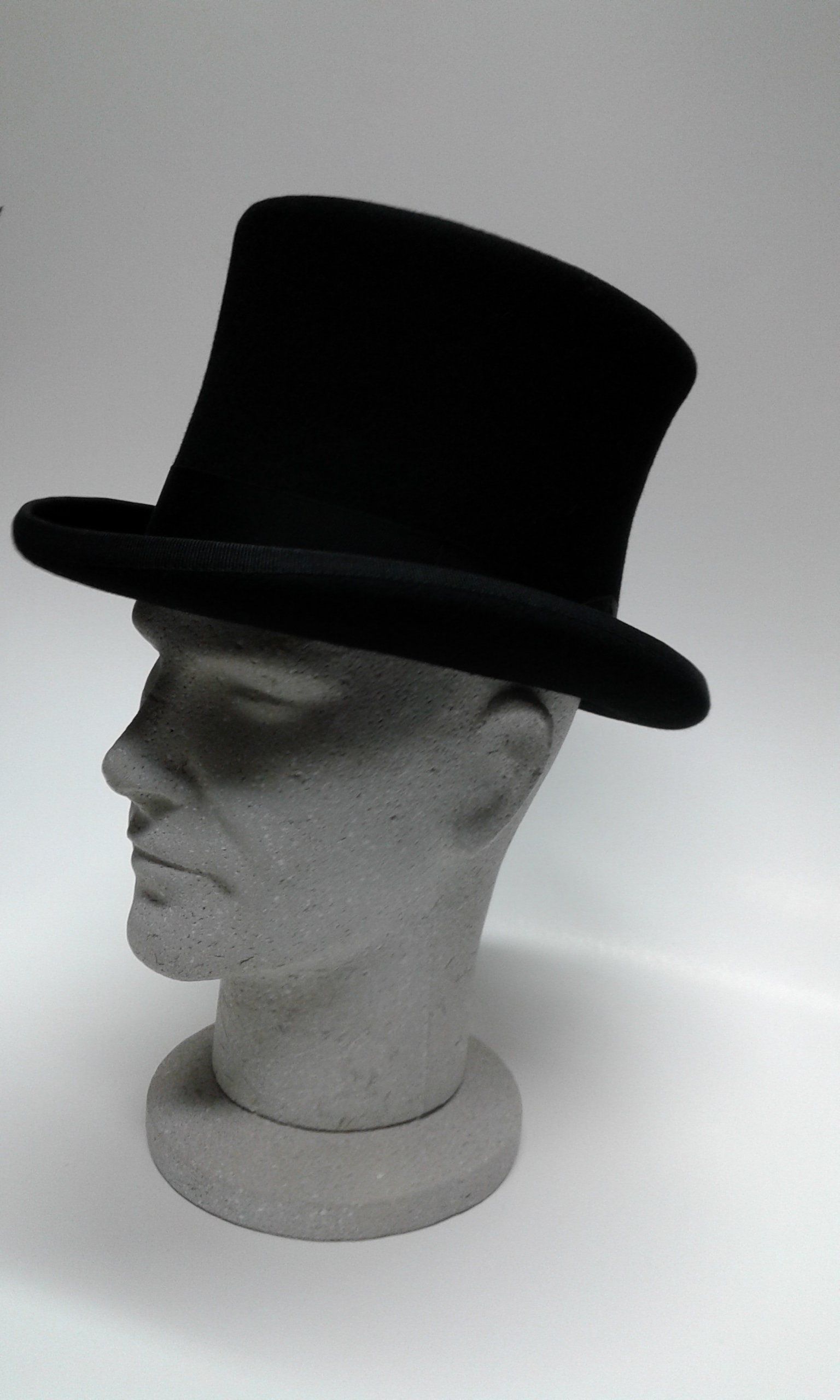 manichino con cappello da uomo