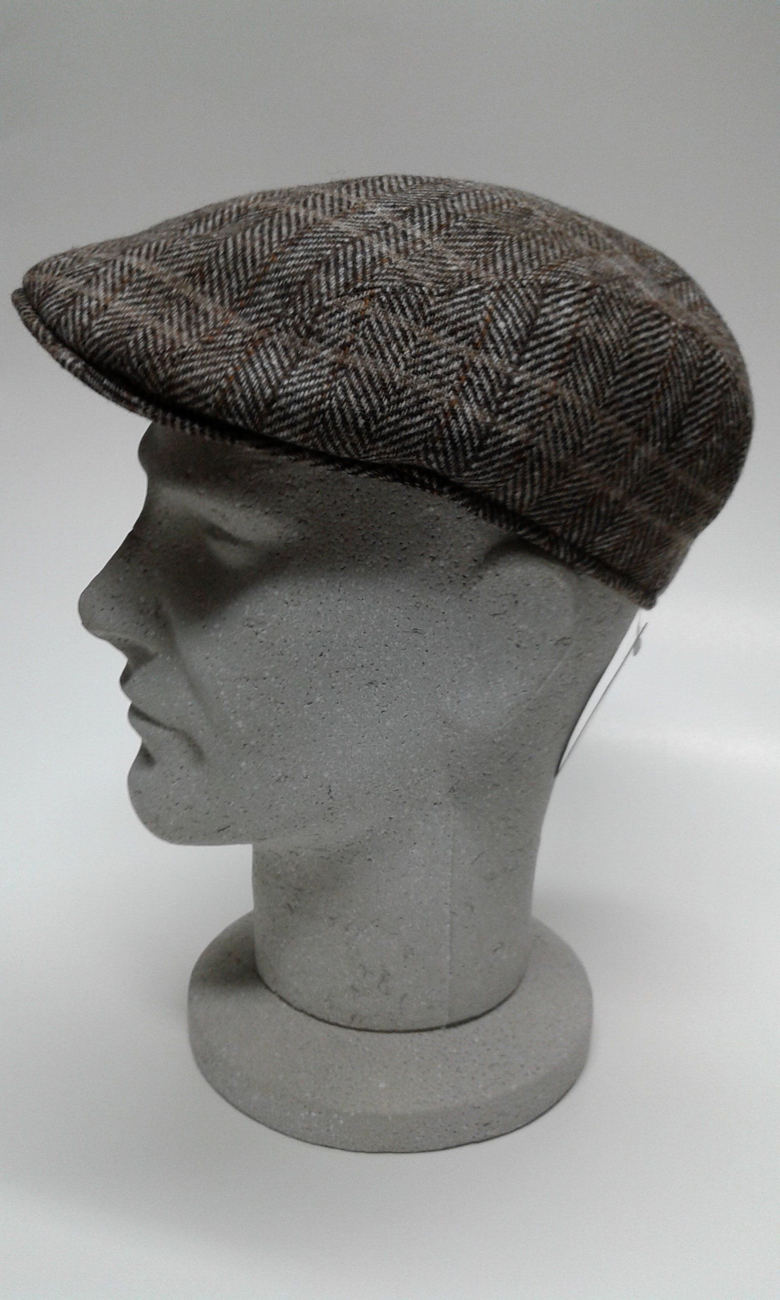 manichino con cappello da uomo