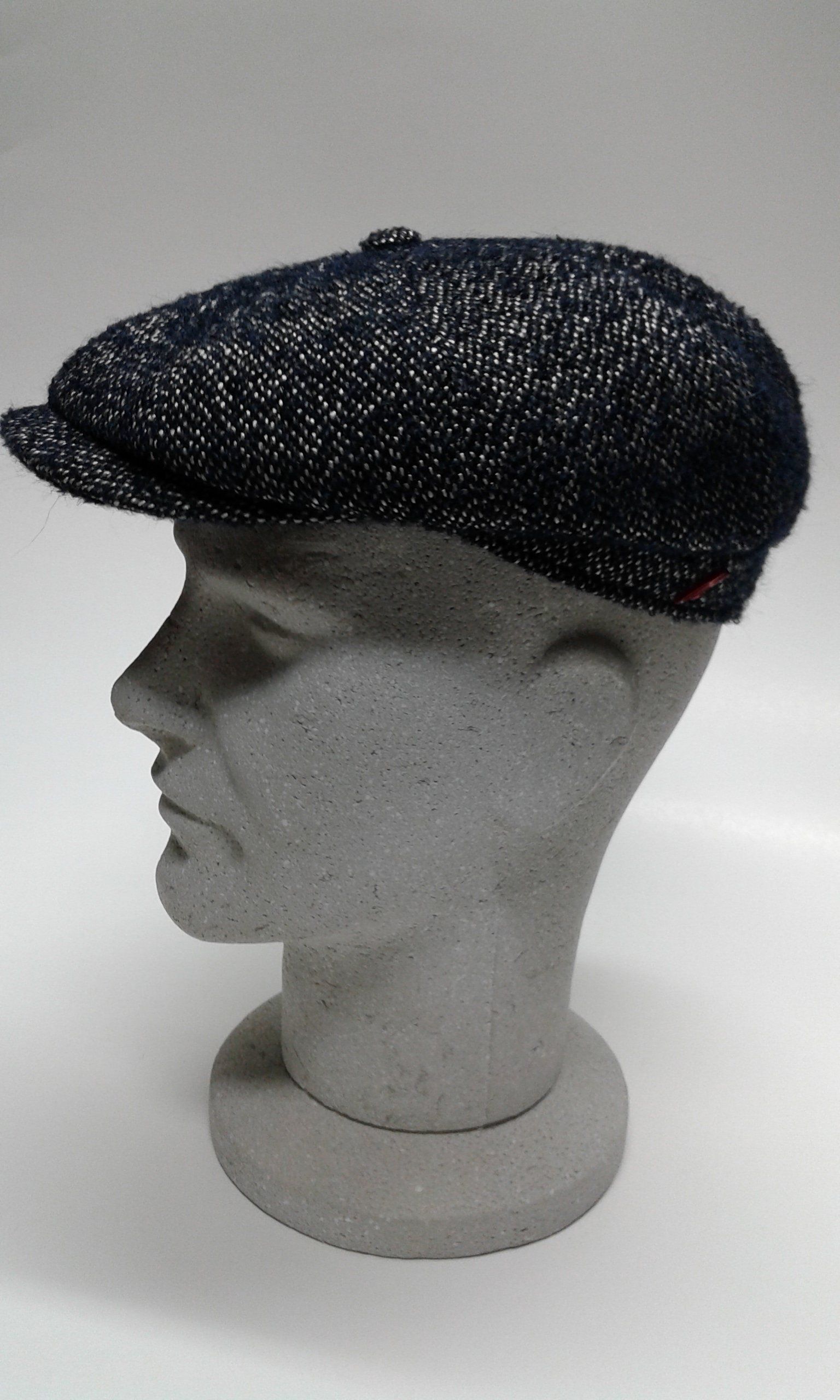 manichino con cappello da uomo