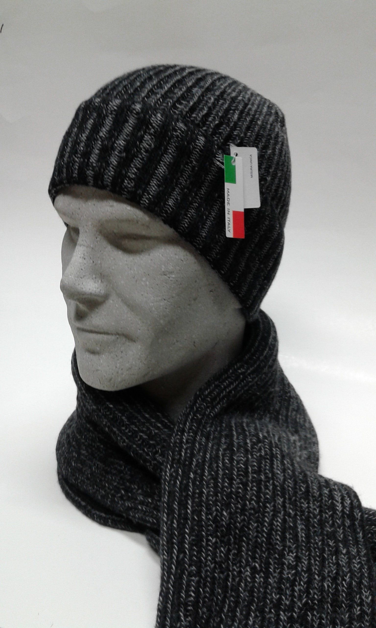 manichino con cappello da uomo