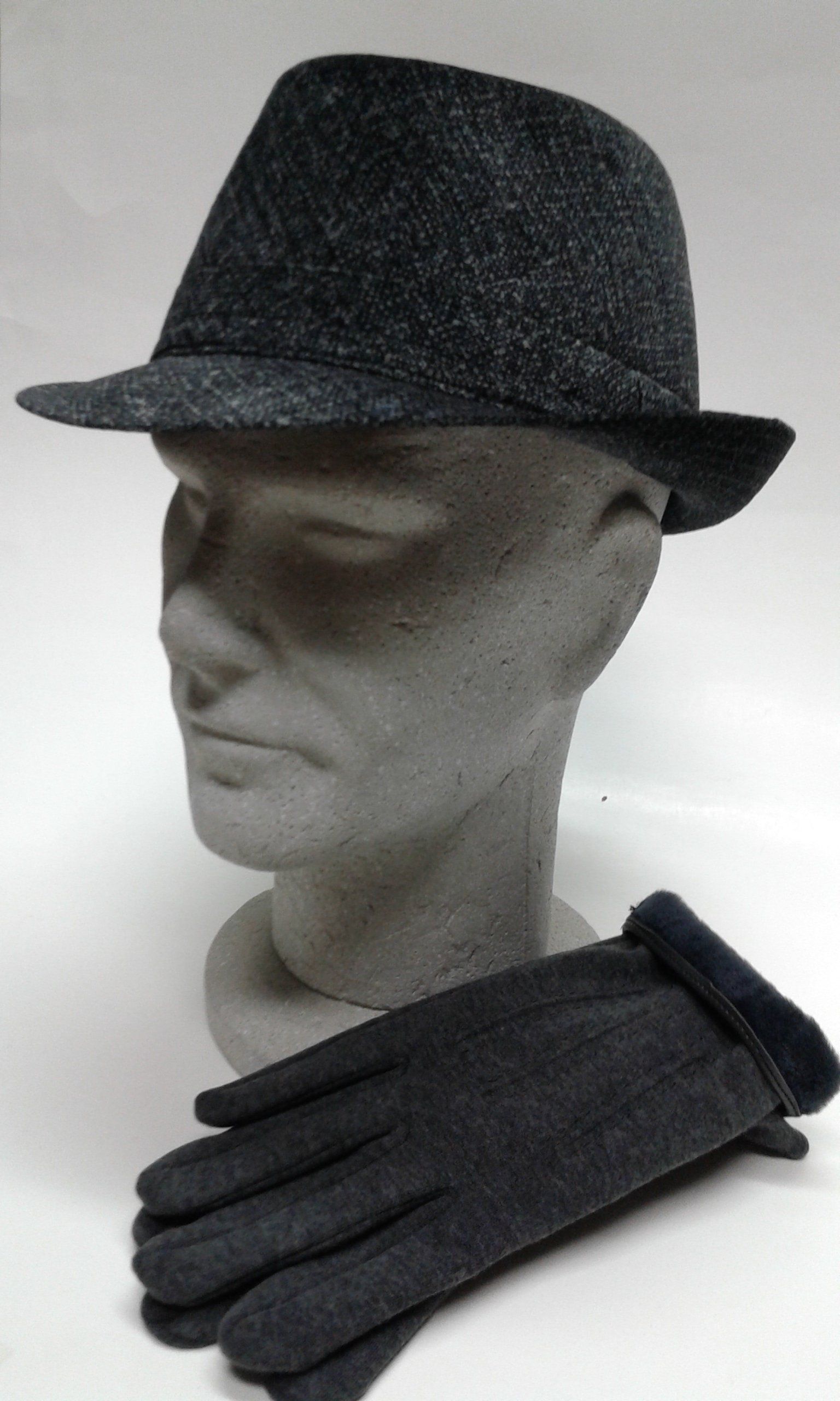 manichino con cappello da uomo
