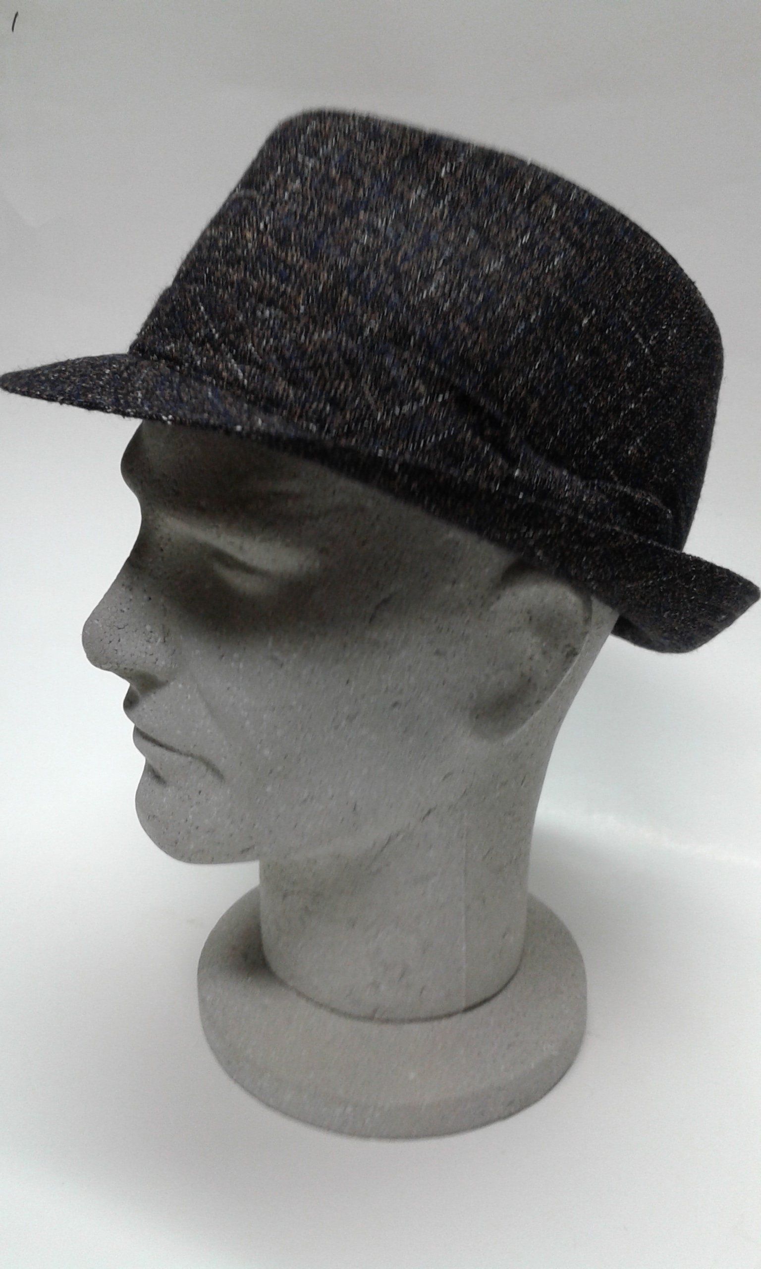 manichino con cappello da uomo