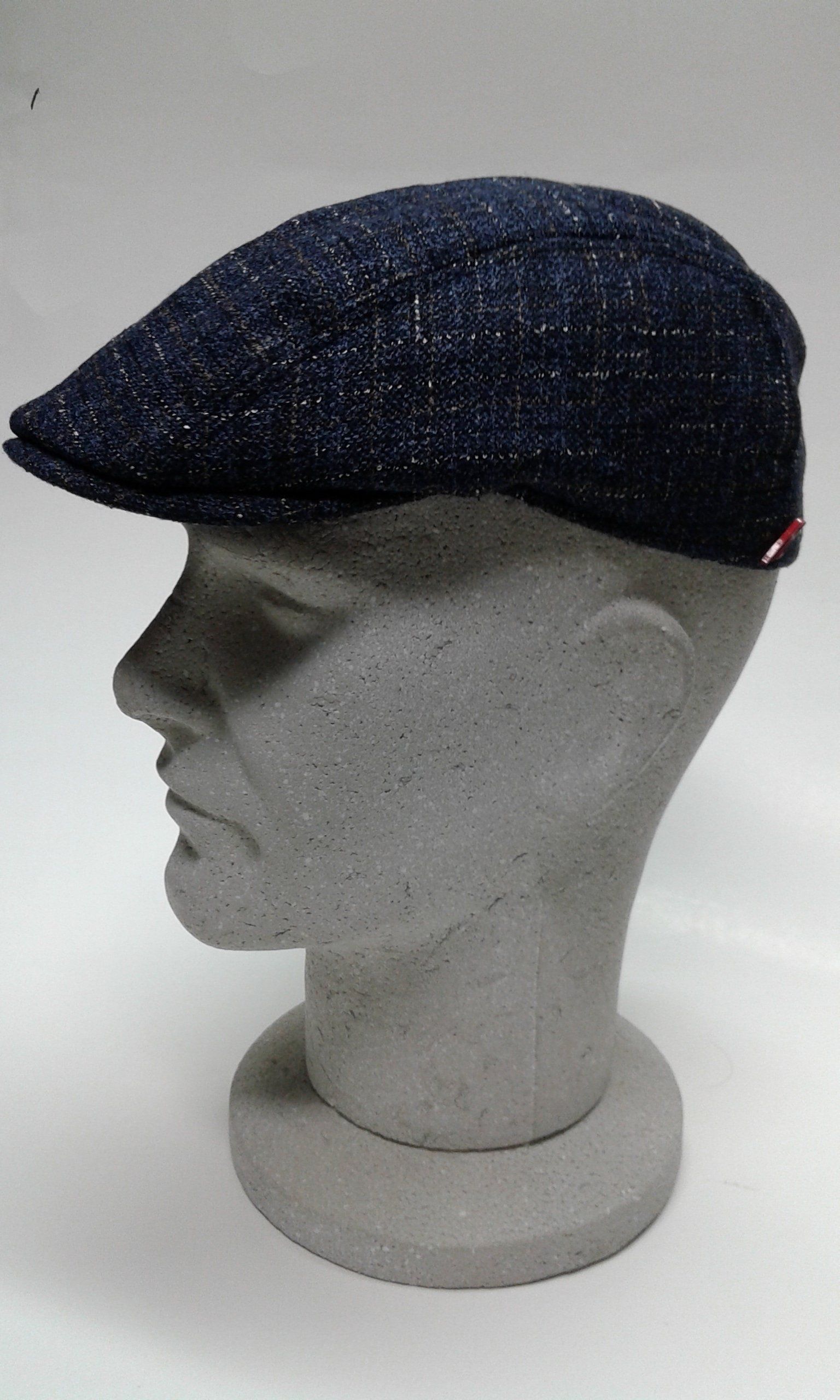 manichino con cappello da uomo