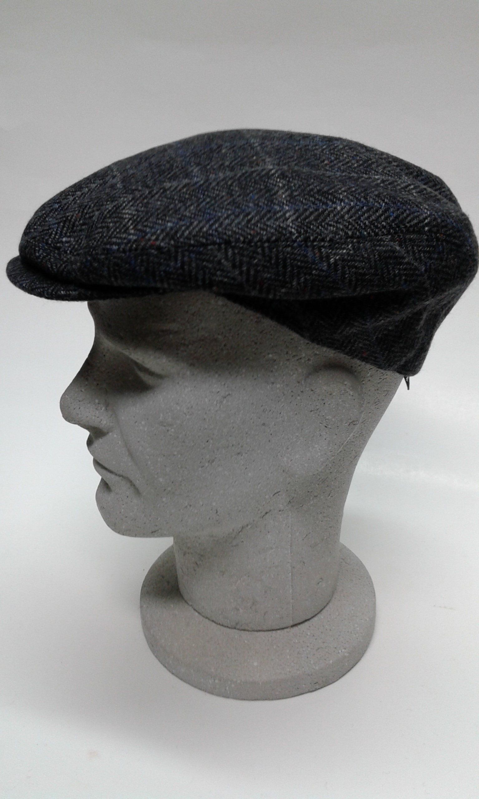 manichino con cappello da uomo