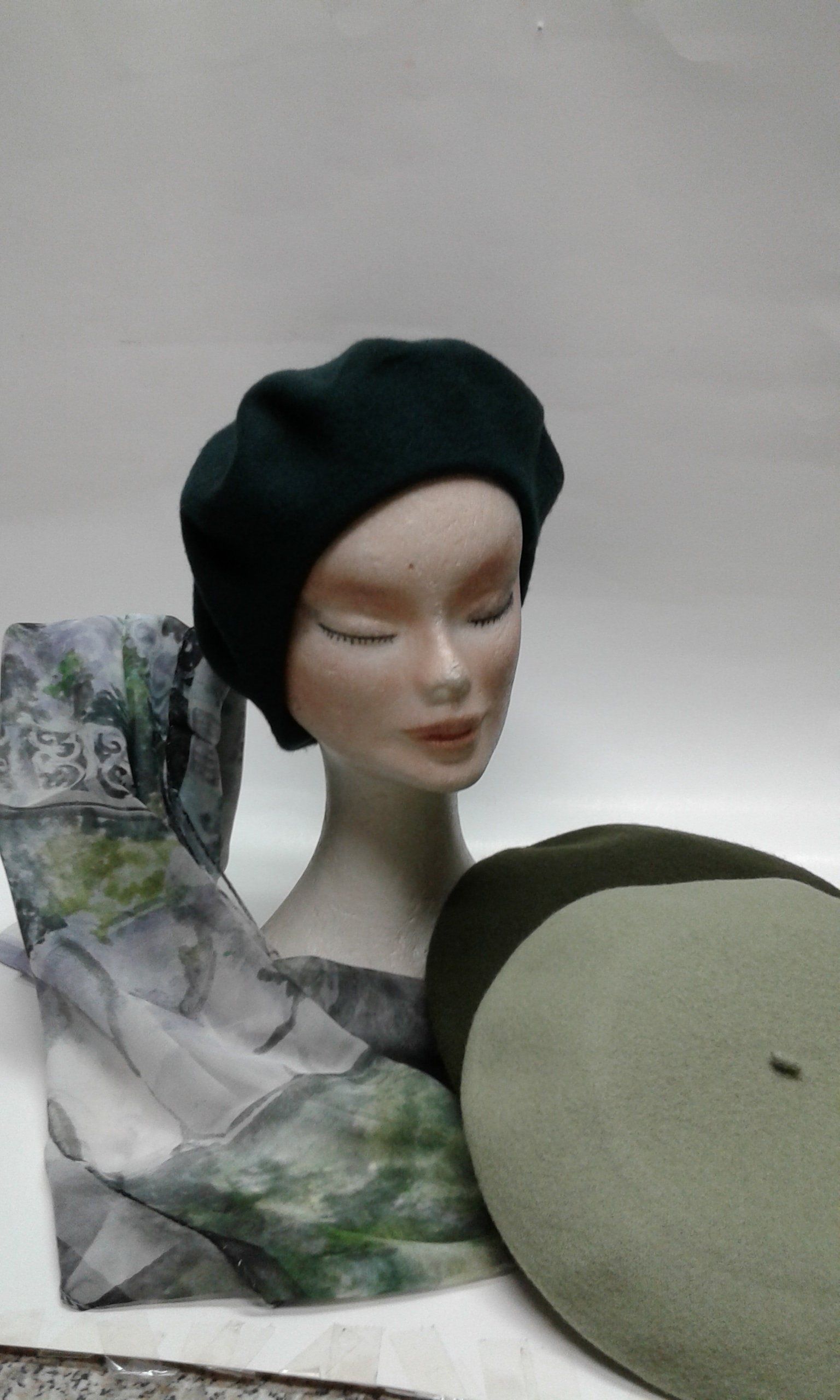 manichino con cappello donna