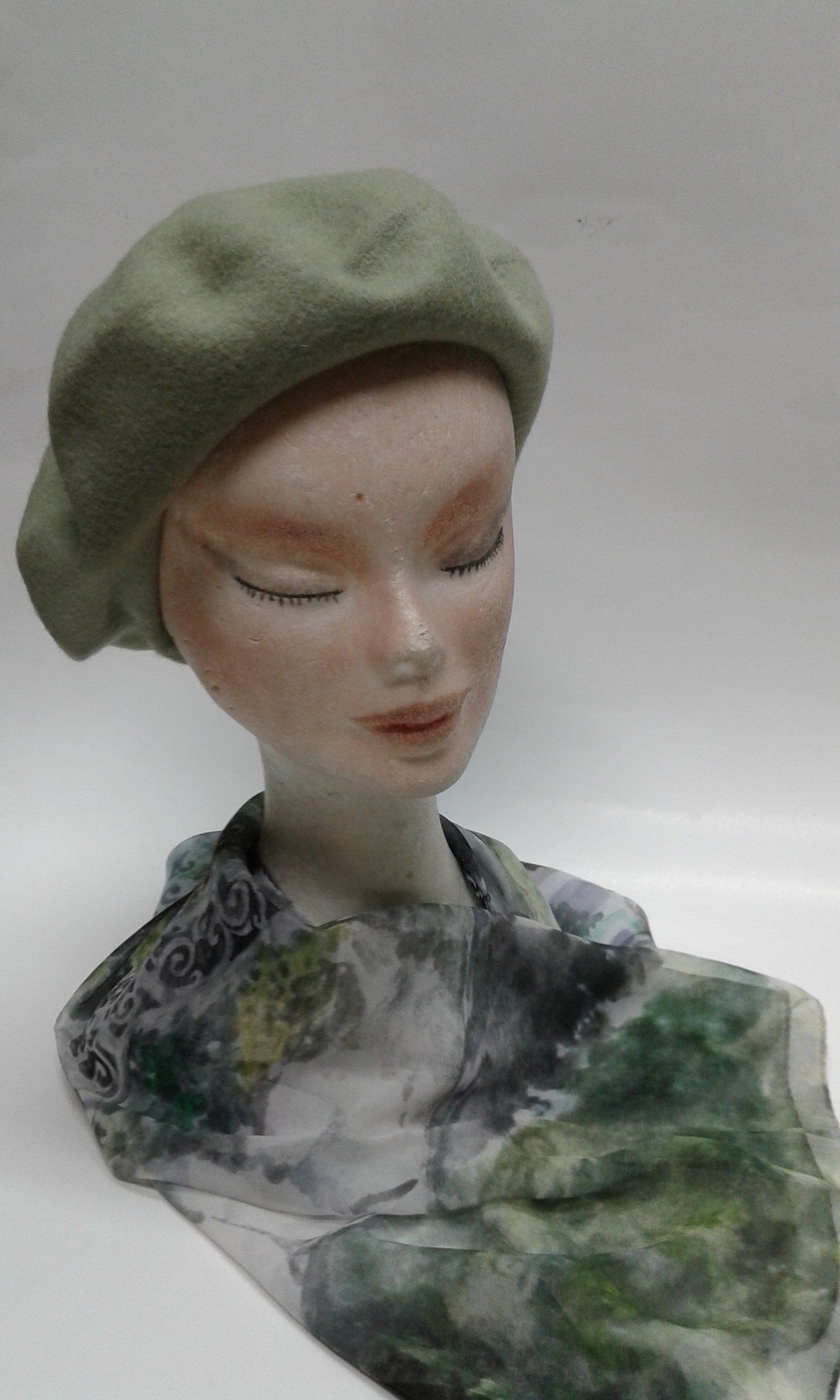 manichino con cappello donna