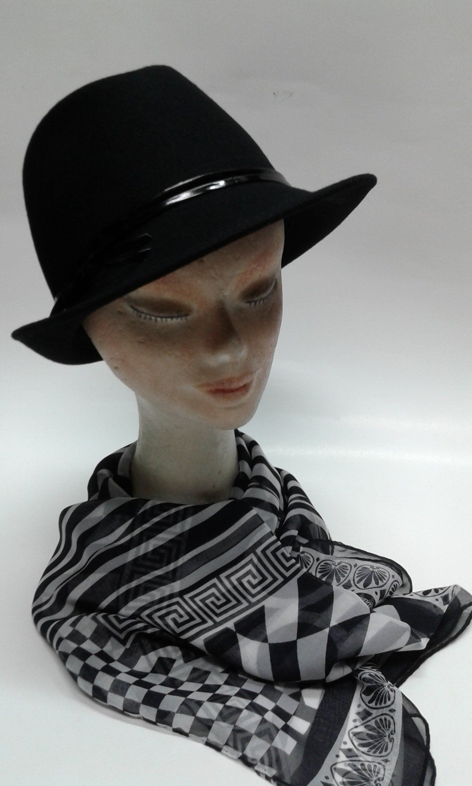 manichino con cappello donna