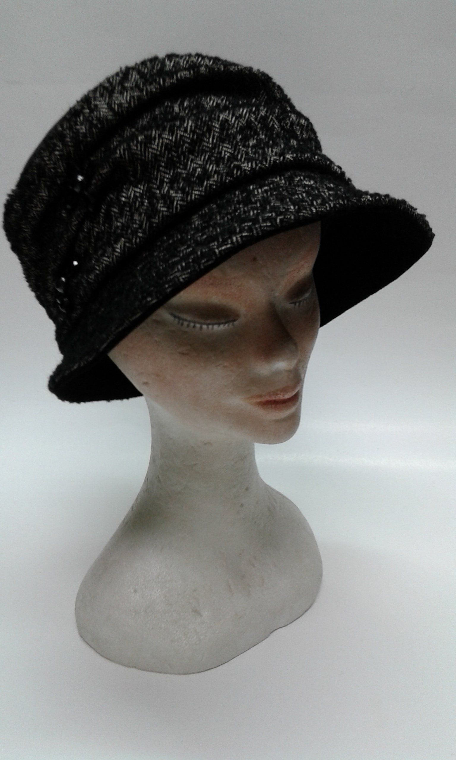 manichino con cappello donna