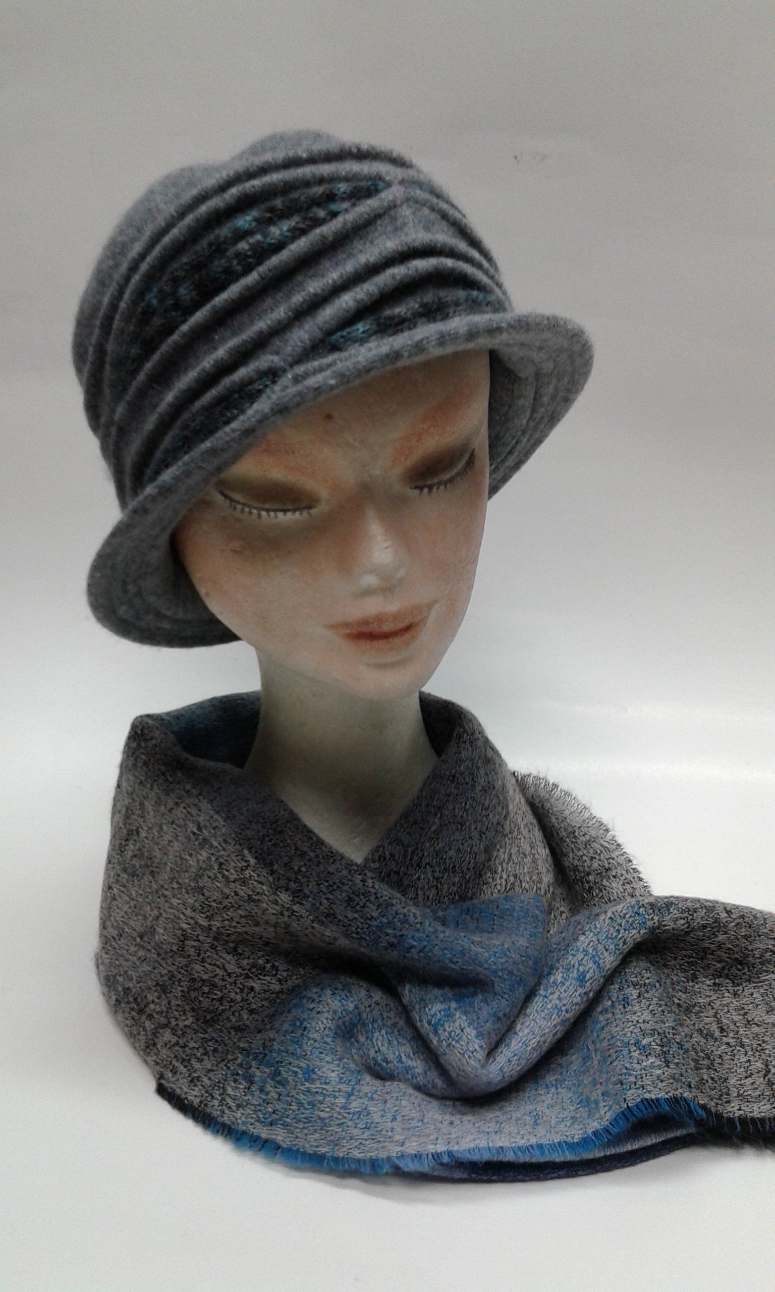 manichino con cappello donna