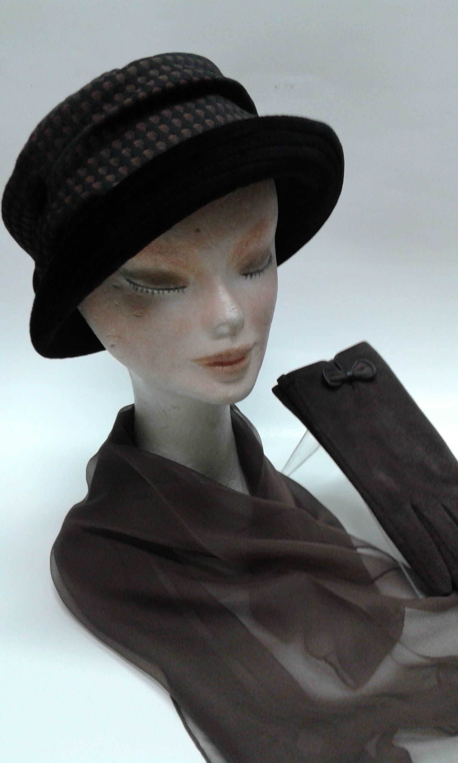 manichino con cappello donna