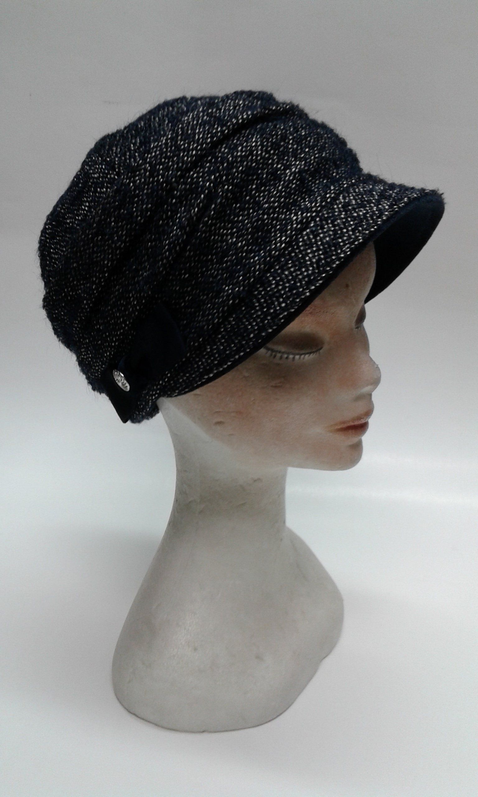 manichino con cappello donna