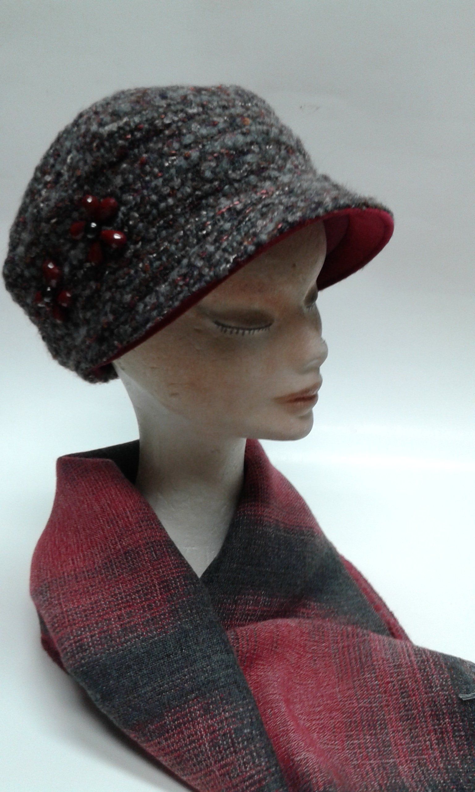 manichino con cappello donna grigio con brillantini