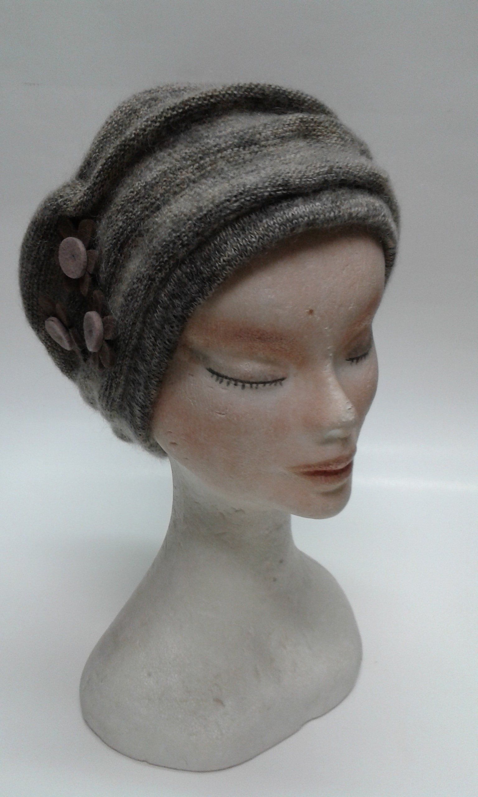 manichino con cappello invernale donna a strisce