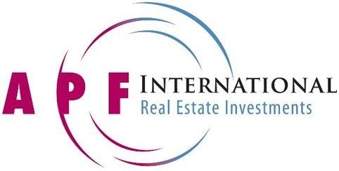 Het logo van APF International Real Estate Investments in magenta en blauw met een cirkelvormig ontwerp.