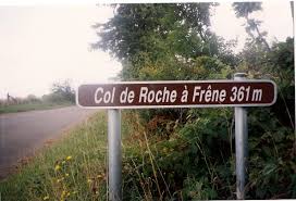 Een bord langs de kant van de weg vermeldt col de roche a frene 361 m.