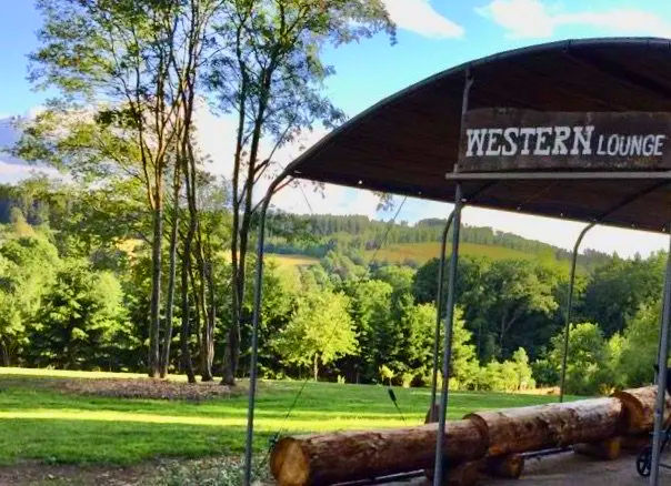 Een luifel met een bordje waarop staat western lounge