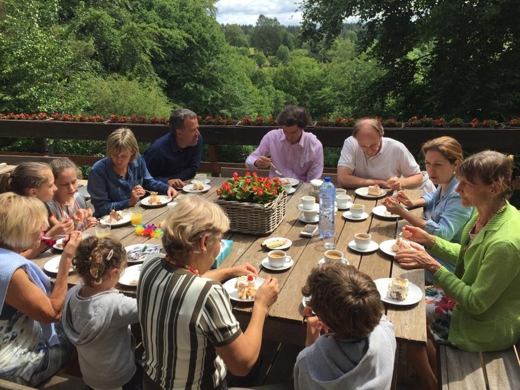 Een groep mensen zit aan een tafel en eet.
