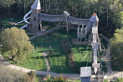 Een luchtfoto van een speeltuin met een glijbaan en een kasteel.