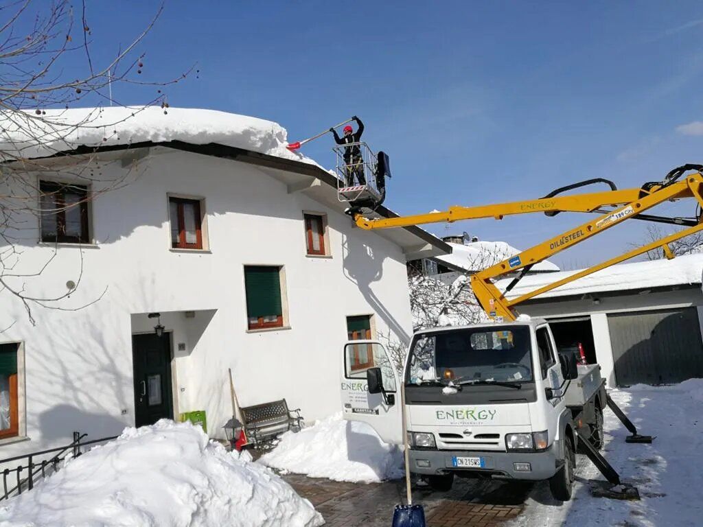 sgombero neve dal tetto di una casa