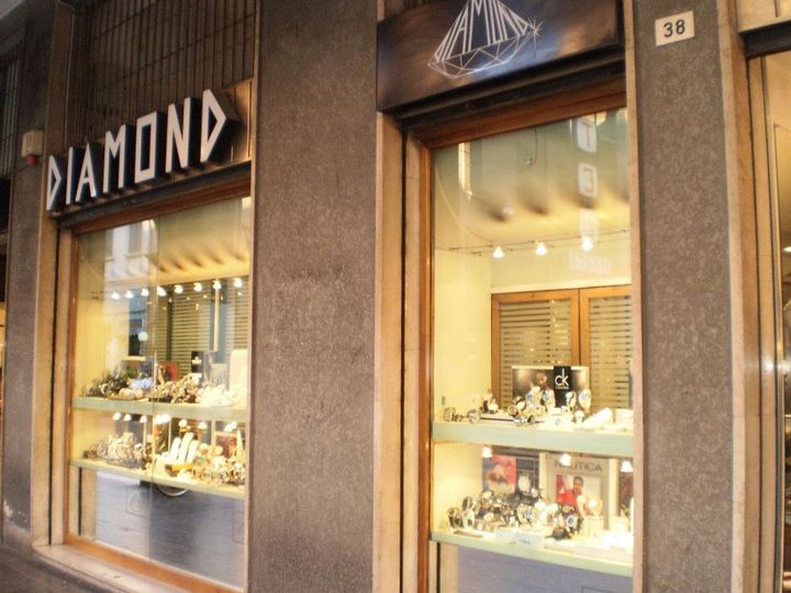 modella con collier e orecchini d'oro e diamanti