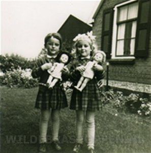 2 Poppenzussen in 1966, rechts ben ik