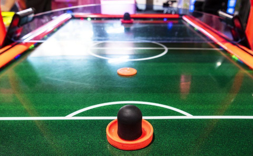 Tavolo da hockey con manopole