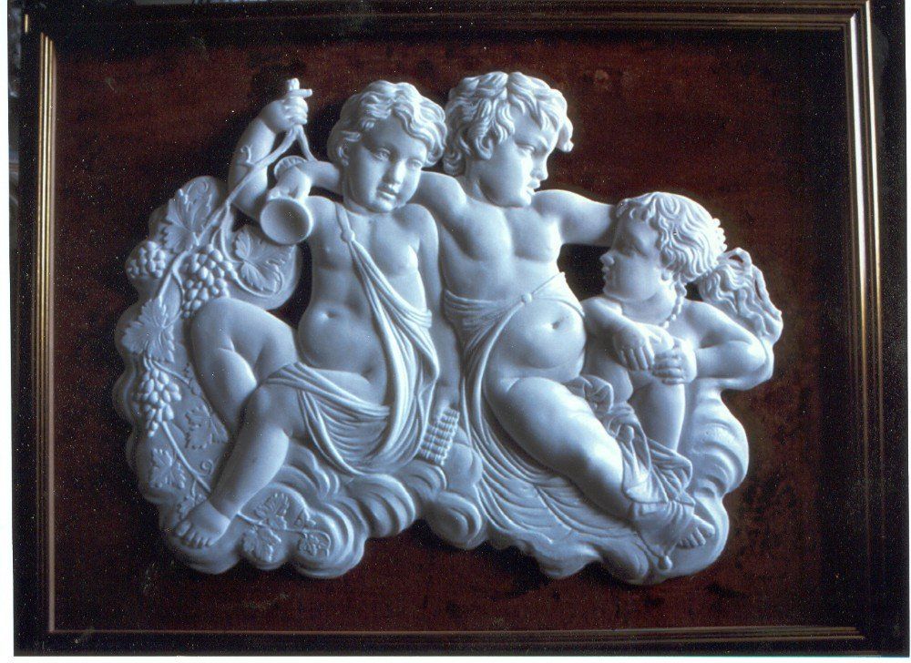 bassorilievo putti alati