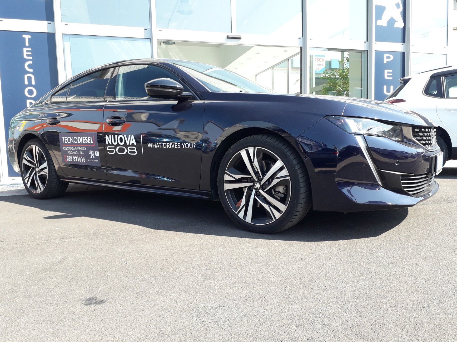 auto di cortesia peugeot disponibile per il noleggio