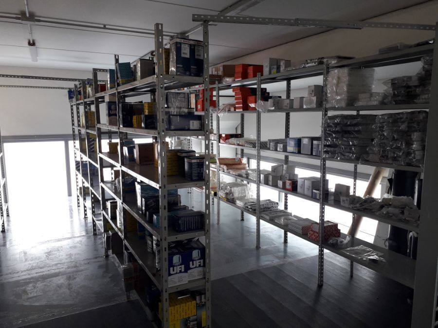 magazzino con prodotti per auto