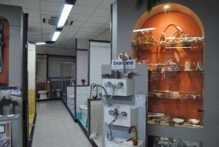 vista interna di un negozio ceramiche rubinetti in vetrine