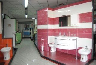 bagno moderno con piastrelle rosa