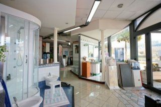 vista interna di un negozio ceramiche con arredo da bagno