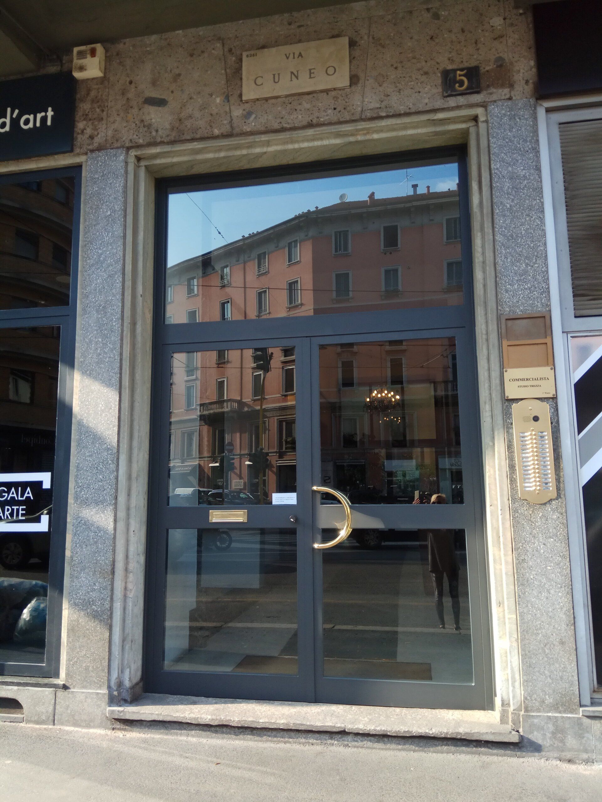 realizzazione di portoni di sicurezza condominiali a Milano