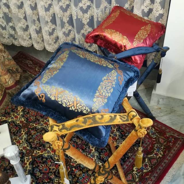 Cuscini blu e rossi