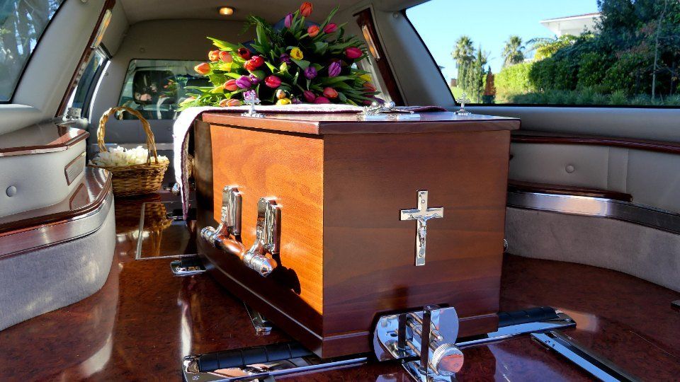 cofano funebre durante esequie