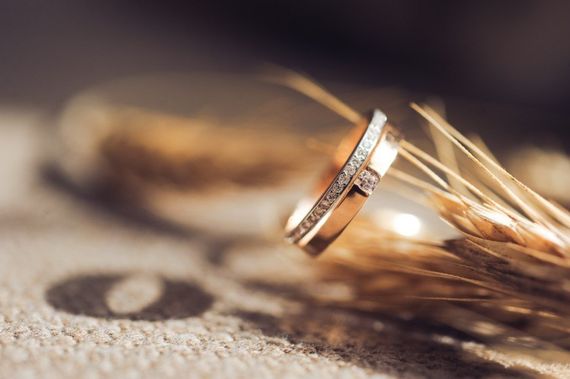 anelli d'oro in primo piano