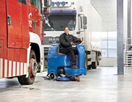 Wet scrubber driers