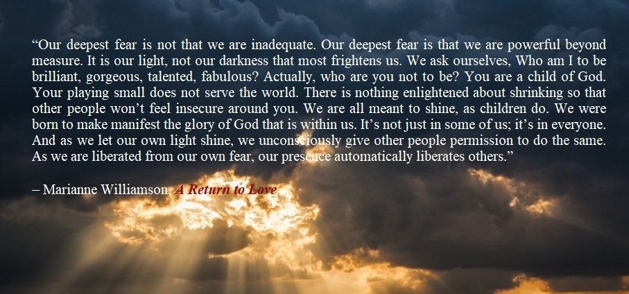 Tekstcitaat boven een zonovergoten hemel met wolken. Citaat over angst van Marianne Williamson.