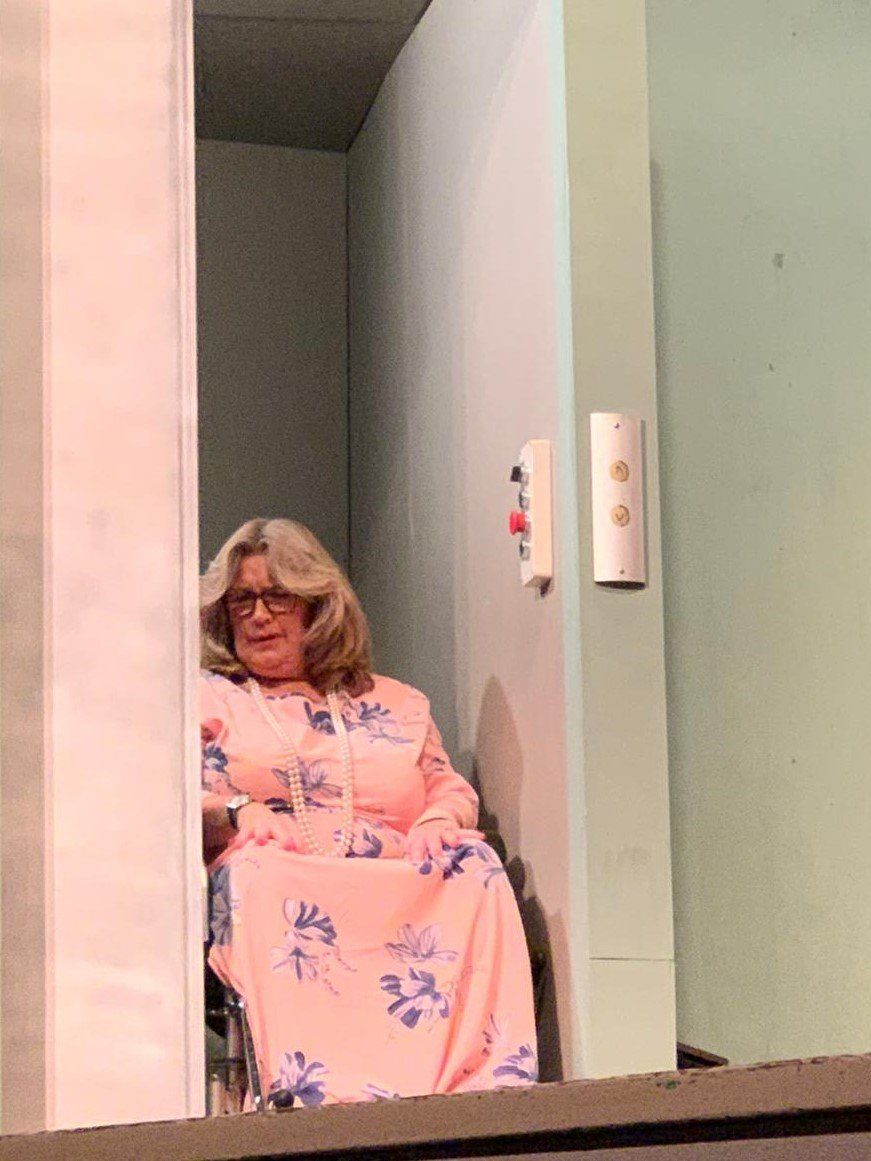 Al de dagen van ons leven. Oma van de bruid in een rolstoel in een lift.