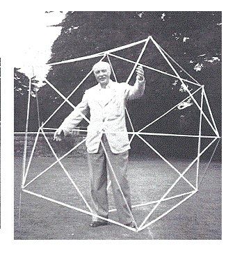 Rudolf Laban staat in een grote geometrische icosaƫder in de buitenlucht en houdt een deel ervan vast.