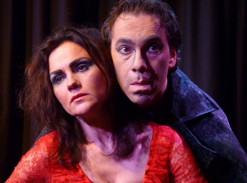 Lady Macbeth. Macbeth komt thuis en grijpt zijn vrouw vast.