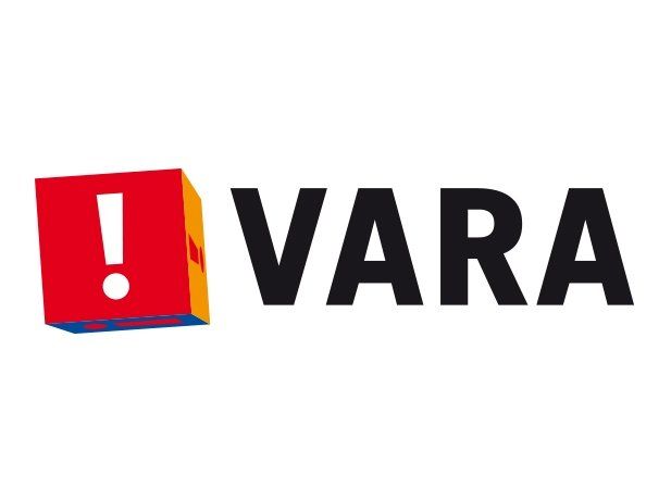 Het VARA-logo met een rood uitroepteken in een rode kubus, naast de zwarte tekst 