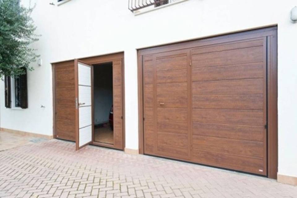 Portone garage con apertura porta
