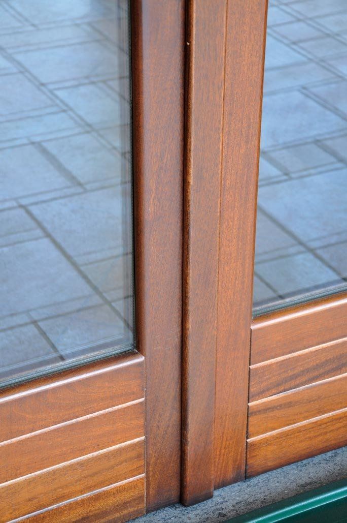 Telaio della porta in legno con due pannelli in vetro, colore marrone scuro.