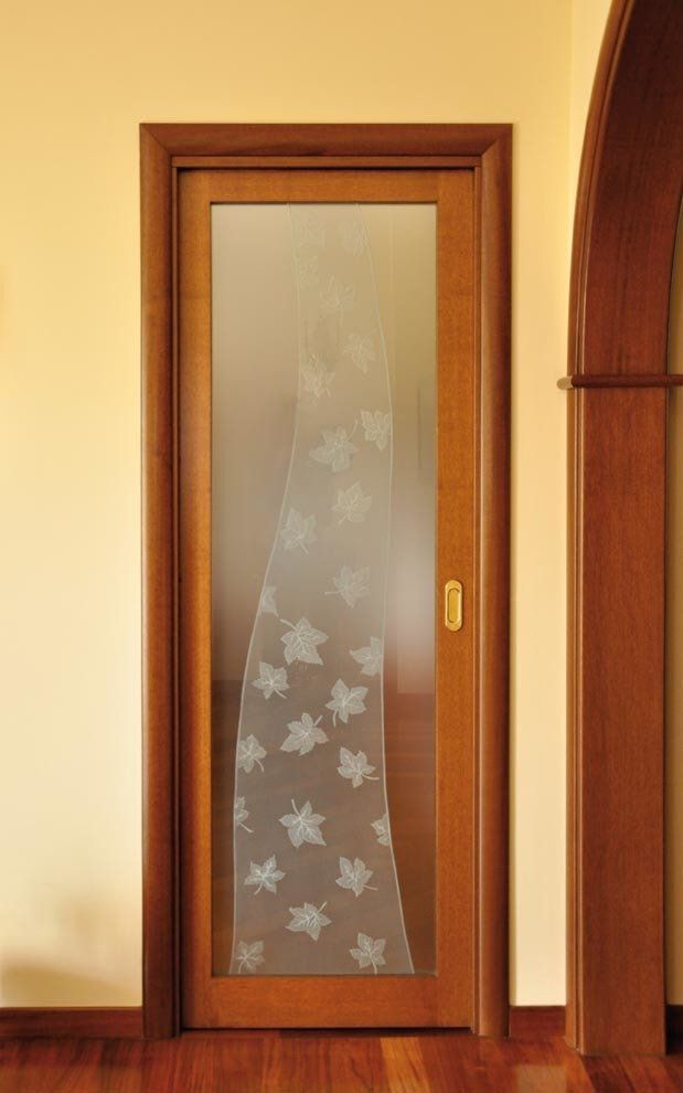 Porta interna in legno con pannello in vetro satinato con motivo a foglie.