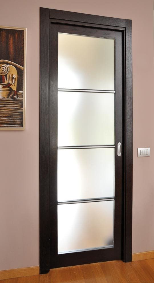 Porta in legno scuro con pannelli in vetro smerigliato, barre orizzontali argentate e maniglia argentata.
