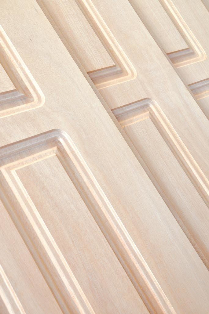 Pannelli per porte in legno con motivo rettangolare in rilievo.