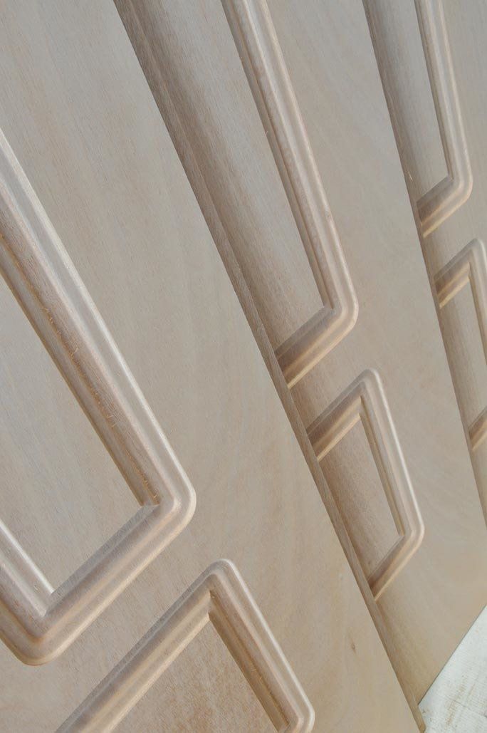 Pannelli per porte in legno con motivi geometrici in rilievo.