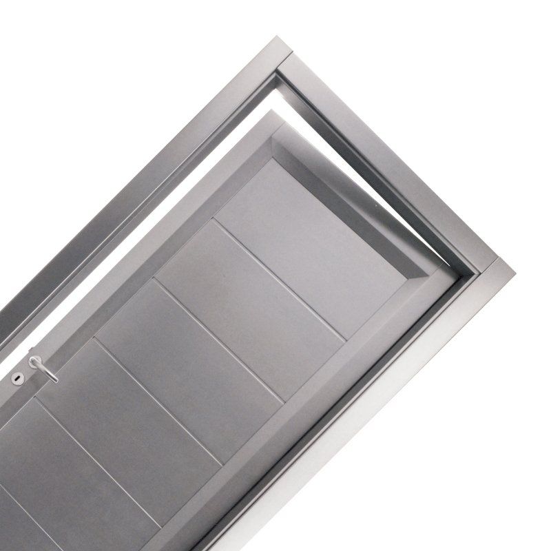 Moderna porta grigia con pannelli orizzontali in una cornice argentata, leggermente socchiusa.