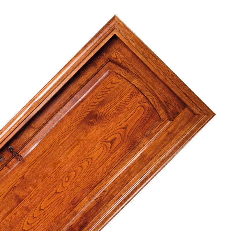 Porta in legno con venature e finiture dettagliate, angolata, che mostra una parte di uno spazio interno.